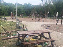 Свинщина в пловдивски парк след парти на абитуриенти