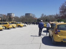 Предпазни прегради ще пазят таксиметровите шофьори и пътниците
