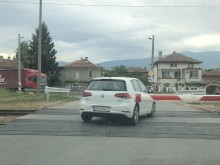 Опасно изпълнение на Golf при спуснати бариери на прелез