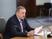 Проф. Кантарджиев обясни защо децата прекарват леко вируса