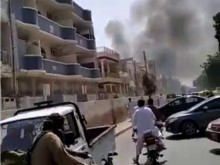Пътнически самолет се разби над жилищен квартал, не е ясно колко са жертвите