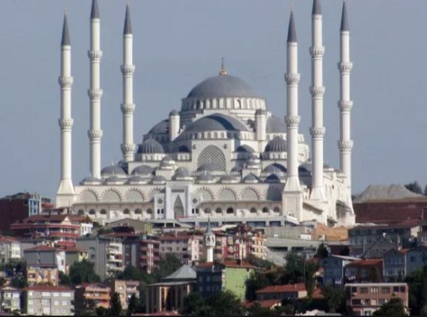 В Турция започна разследване след като от джамиите в Измир
