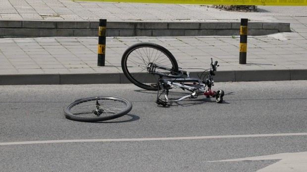 Млада жена прати в болница непълнолетен колоездач в Бяла Слатина