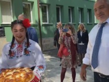 Във Велинград посрещнаха Бойко Борисов с пита
