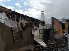 Огнен ад край Дупница изпепели три къщи, пострадала е жена