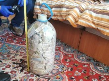 Задържаха наркодилър и приятелката му с много дрога и пари