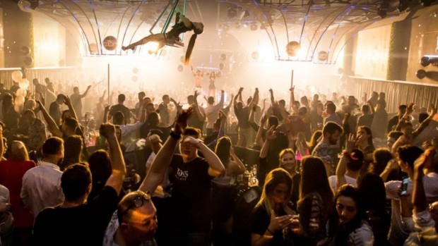 Фейсбук
Нощните клубове дискотеките и барове ще отворят врати от 15