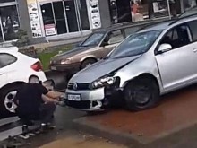 Пак катастрофа в кръгово кръстовище в Пловдив!