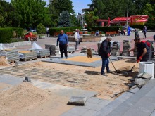 Започна подмяната на плочки на площада в Асеновград