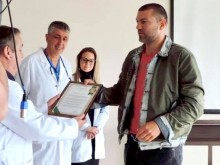 Тервел Пулев с грамота за работата му като доброволец в две болници