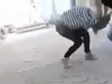 Малолетни ученички пребиха момиче, техен приятел пък снима