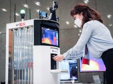 В Корея: Робот мери температурата ни и ни напомня да носим маски