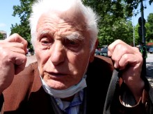 90-годишен шофьор с 60 г. стаж: Аз га карах кола, този викаше "Мамо, бу-бу"!