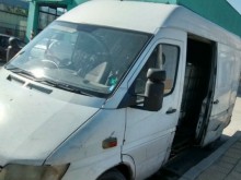 Тийнейджъри опитаха да откраднат бус, полицията бързо ги спипа