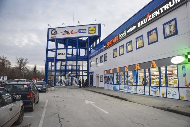 Много полиция пред G Center Plovdiv!