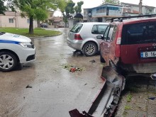 Тотално неадекватен шофьор се блъска в коли и къщи във Варна, размина се на косъм от линч