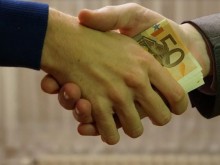 Прокуратурата погна общински служител, опитал да подкупи полицаи
