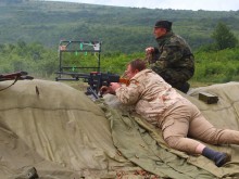 Каракачанов стреля с "Калашников"