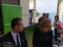 Инцидент с Мая Манолова! Рол банер се стовари върху главата й!
