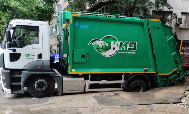 Камион на сметопочистваща фирма пропадна в дупка в Пловдив!