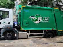 Камион на сметопочистваща фирма пропадна в дупка в Пловдив!