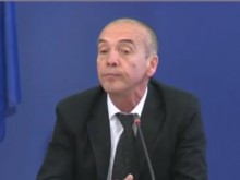 Доц. Мангъров: Живейте нормално и не се тикайте там, където има много хора