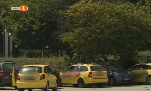 Таксиметрови шофьори от Варна организираха протестно автошествие. Те искат разрешителните