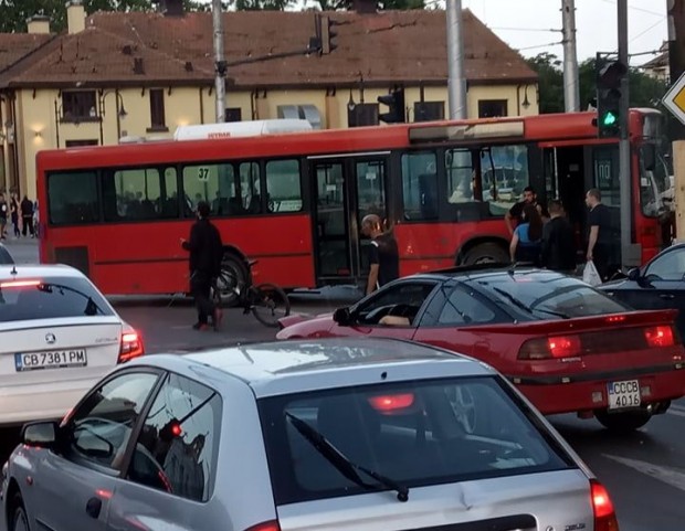 Виждам те КАТ Варна Автобус мина на червено снощи във
