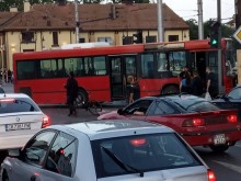 Шофьор на автобус мина на червено, помете две коли