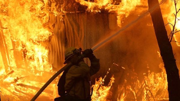 7 екипа от столичната пожарна гасят пожар в квартал Факултета