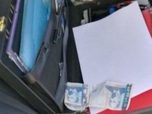 Младеж към полицай: Старши, дай да оправим нещата и да отиваме за риба!