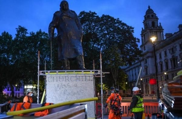 Постамент на паметника на Уинстън Чърчил в Прага бе надраскан