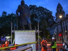 Оскверниха паметник на Чърчил, бил расист