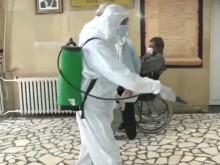 Лекарка пипна COVID-19, зарази 11 души, а после излъга