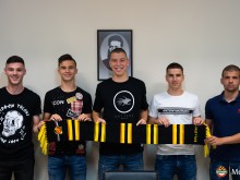 Ботев отправи поглед към бъдещето, подписа с петима младоци