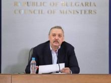 Проф. Кантарджиев: Разумният човек не се събира на закрито, не контактува, не целува и не прегръща