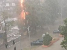 "Жълт" код за гръмотевични бури и силни валежи в цялата страна