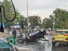 Зверска катастрофа с обърнат по таван автомобил в Пловдив