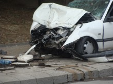 Шофьор смаза автомобила си в билборд