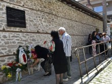 Асеновград поднесе цветя пред паметната плоча на Паисий Хилендарски