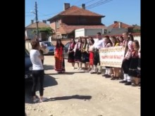 Ученици от Хуманитарната гимназия в Пловдив трогнаха до сълзи любимата си учителка!