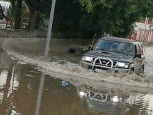 Кошмарен порой се изля над Варна, булеварди и улици отново са под вода