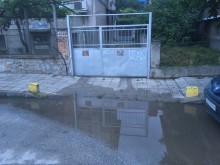 Дупка, колкото яма, зейна на улица "Дръзки"