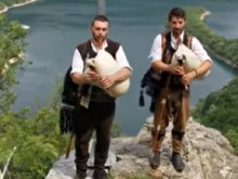 Родолюбиви пловдивчани докоснаха хиляди българи с уникално изпълнение