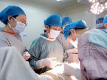Китайка роди близнаци с 10 години разлика