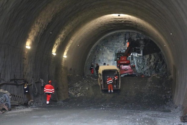 БГНЕС
Тежък инцидент е станал преди минути в тунел Железница на
