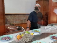 COVID иновация: Хотелиер изхранва туристи на поточна линия