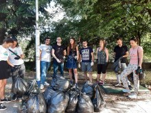 Доброволци почистиха част от брега на Марица в центъра на Пловдив