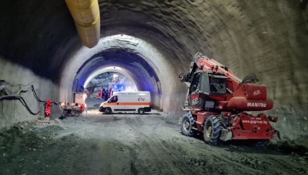 БГНЕС
Един от работниците, които пострадаха при срутването в тунел Железница
