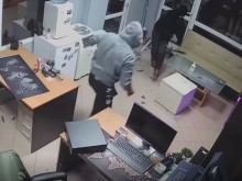 Брутална кражба от автоцентър, камера засне всичко